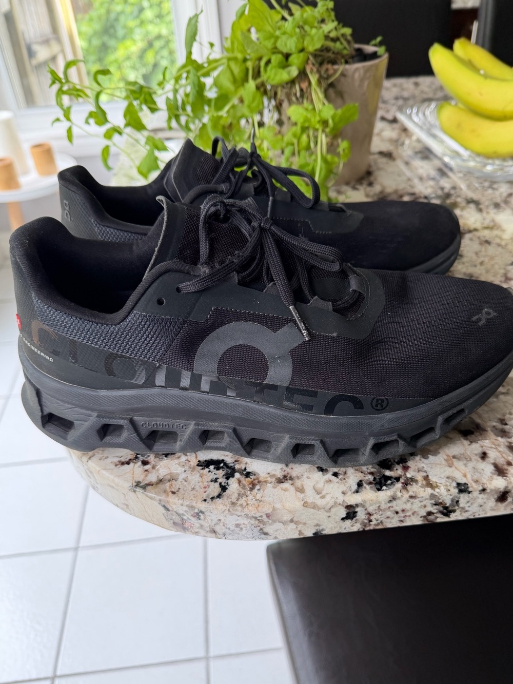 Men’s ON Cloudmonster size 10— Black